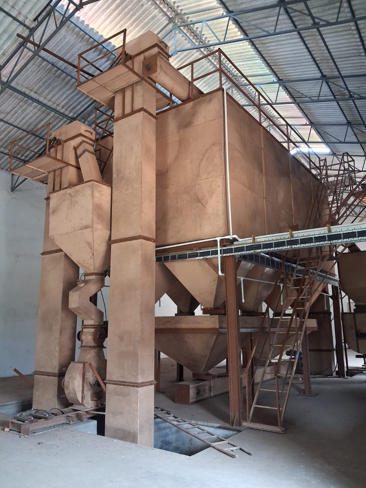 Poultry Feed Batching Automation - Recipe-based weighing, dosing, mixing and discharge for a poultry feed mill, with every ingredient weighed to its own set point on a single scale.